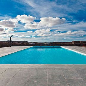 Piscinas Aquamori construye la piscina de tus sueños. Especialistas en construcción de piscinas de obra, diseño personalizado, cloración salina e integración paisajística.