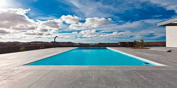 Piscinas Aquamori construye la piscina de tus sueños. Especialistas en construcción de piscinas de obra, diseño personalizado, cloración salina e integración paisajística.